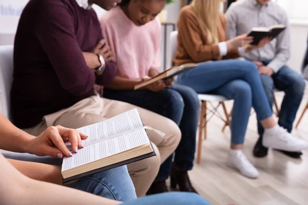 Primer Plano Mano Mujer Sosteniendo Biblia Abierta — Foto de Stock