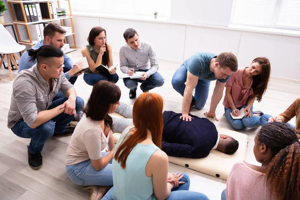 Männliche Spezialist Durchführung Von Massage Auf Mann Während Der Ausbildung — Stockfoto