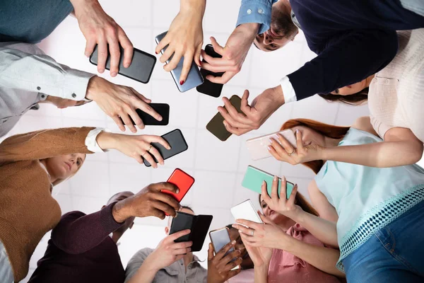 Grupo Personas Pie Círculo Usando Smartphone —  Fotos de Stock