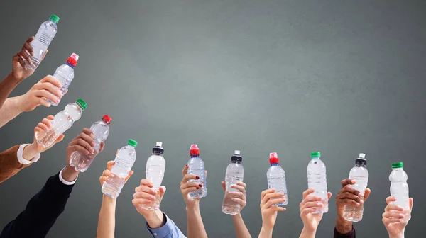 Группа Разных Людей Держащих Бутылки Водой Ряд Зеленом Фоне — стоковое фото