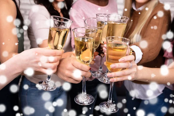 Detailní Záběr Ženy Slaví Rozlučku Svobodou Clinking Champagne Brýle — Stock fotografie