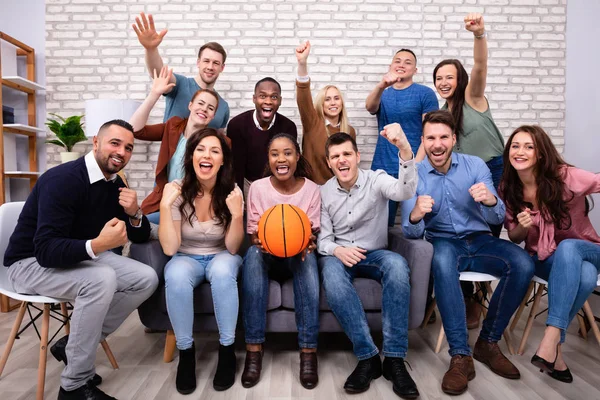 Grupp Glada Vänner Tittar Basket Match Tillsammans Hemma — Stockfoto