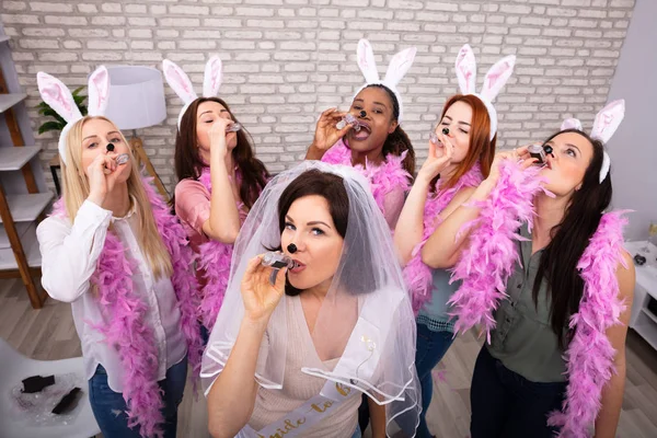 Hermosas Mujeres Bebiendo Tiros Tequila Usando Pluma Boa Conejito Oreja —  Fotos de Stock