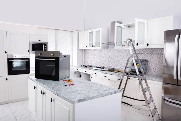 Modern Mutfakta Yeni Mikro Fırın Ndüksiyon Ocak Montajı — Stok fotoğraf