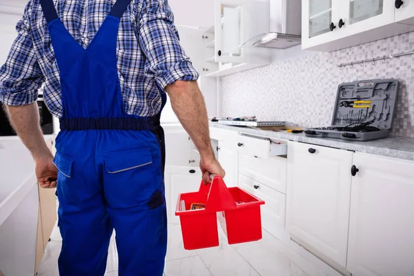 Rückansicht Eines Reparateurs Uniform Der Eine Keramik Induktionskochplatte Der Küche — Stockfoto