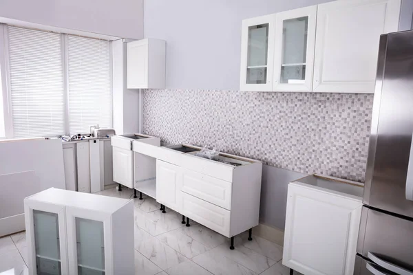 Beyaz Temiz Modüler Mutfakta Ahşap Dolap Montajı — Stok fotoğraf