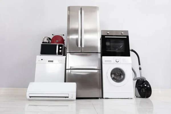 Комплект Бытовой Техники Кухонной Электроники Отражающем Белом Полу Против Стены — стоковое фото