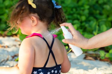 Kızının sırt üzerinde kadın el püskürtme losyonu yakın çekim