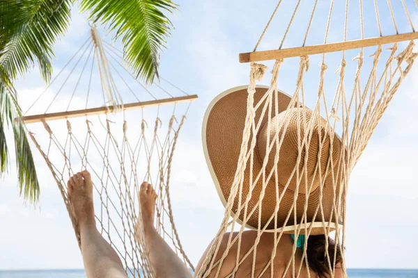 Bakifrån Ung Kvinna Klädd Hatt Avkopplande Hängmatta Mot Blå Himmel — Stockfoto