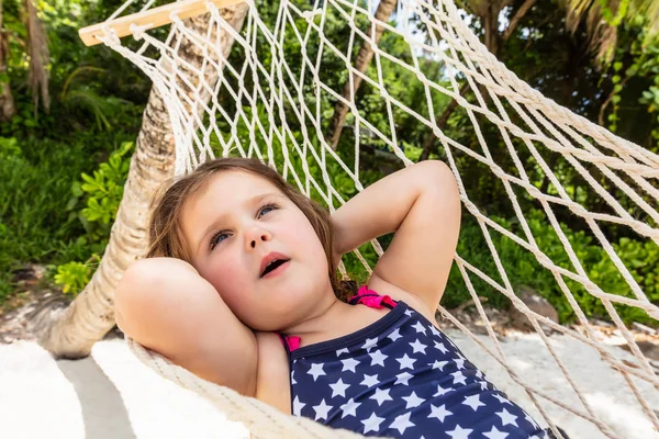 Närbild Söt Liten Flicka Koppla Hängmattan Stranden — Stockfoto