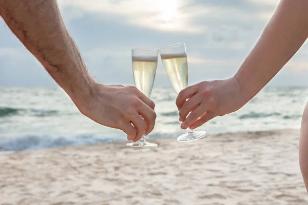 Primer Plano Una Persona Golpeando Copas Champán Las Manos Playa — Foto de Stock