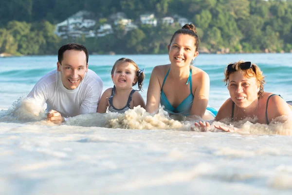 Retrato Familia Feliz Disfrutando Las Olas Costa Playa — Foto de Stock