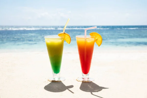 Два Стакана Разноцветных Коктейлей Песчаном Пляже Против Голубого Неба — стоковое фото