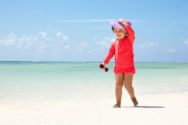 Портрет Улыбающейся Маленькой Девочки Идущей Пляжу Фоне Голубого Неба — стоковое фото