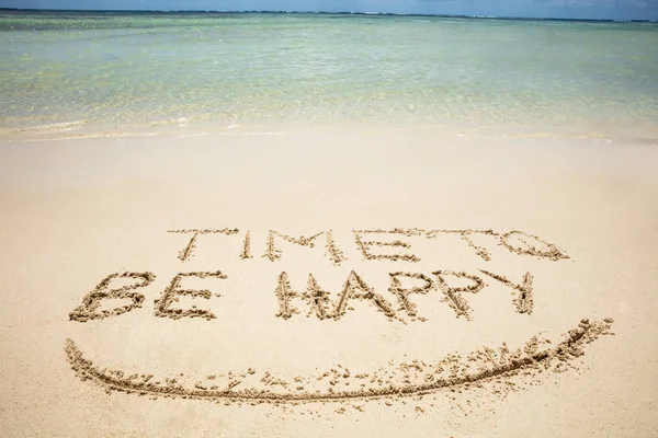 Zbliżenie Czasu Aby Być Szczęśliwy Tekst Uśmiech Napisany Plaży — Zdjęcie stockowe