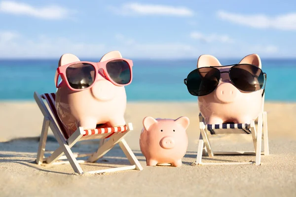 Widok Przodu Różowy Piggybank Rodziny Okulary Przeciwsłoneczne Piasku Plaży — Zdjęcie stockowe