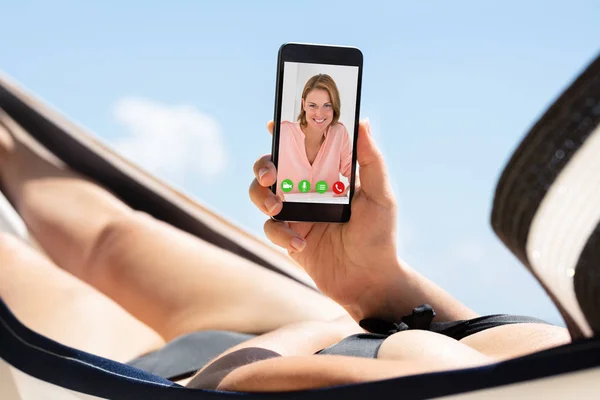 Frau Liegt Auf Hängematte Videokonferenz Mit Ihrer Freundin Auf Handy — Stockfoto