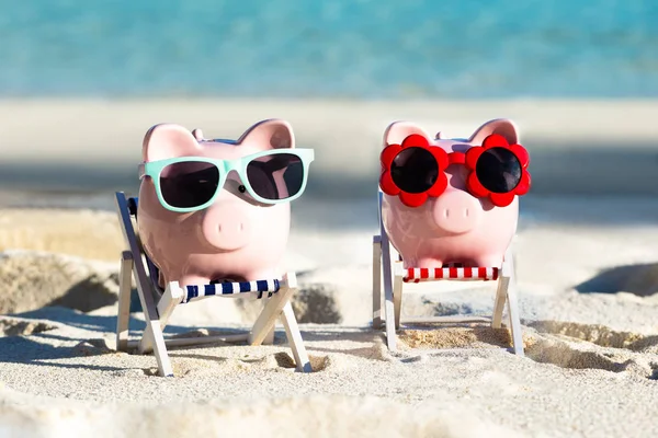 Close Van Twee Roze Piggybanks Met Verschillende Soorten Zonnebrillen Terrasstoel — Stockfoto