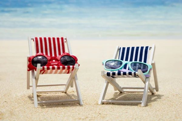 Dwa Rodzaje Czerwonych Niebieskich Okularów Przeciwsłonecznych Pokładzie Krzesło Nad Piaskiem — Zdjęcie stockowe