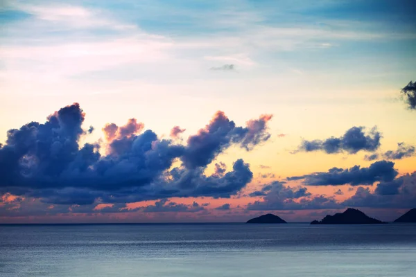 Vista Panorámica Del Hermoso Cielo Dramático Sobre Mar Por Noche —  Fotos de Stock