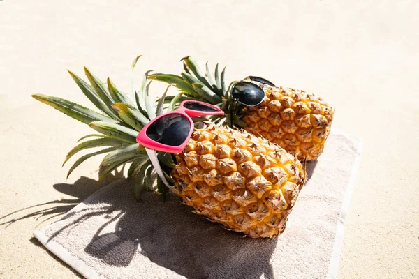 Una Vista Aerea Due Ananas Sdraiati Sull Asciugamano Sulla Spiaggia — Foto Stock