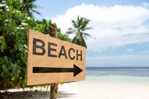 Beach Directional Sign Pole Sand Front Idyllic Sea — Stock Photo, Image