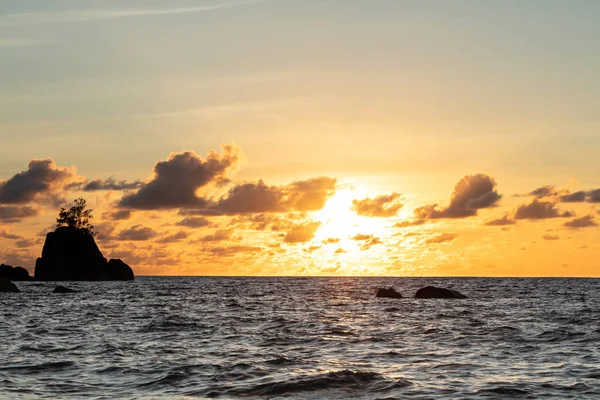 Foto Des Dramatischen Himmels Über Dem Meer Bei Sonnenuntergang — Stockfoto