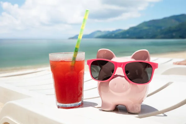 Närbild Färsk Juice Och Piggybank Med Solglasögon Vit Solstol Stranden — Stockfoto