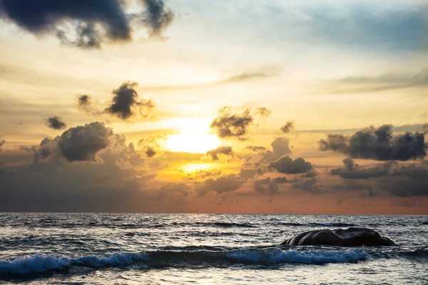 Foto Des Dramatischen Himmels Über Dem Meer Bei Sonnenuntergang — Stockfoto