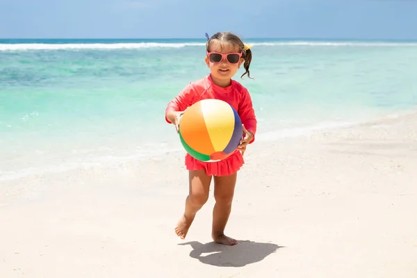 Deniz Yakınında Sahilde Renkli Topu Ile Oynayan Bir Gülümseyen Kız — Stok fotoğraf