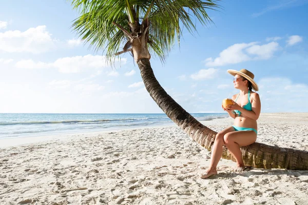 Donna Bikini Seduta Palma Alla Spiaggia Baie Beau Vallon Isola — Foto Stock