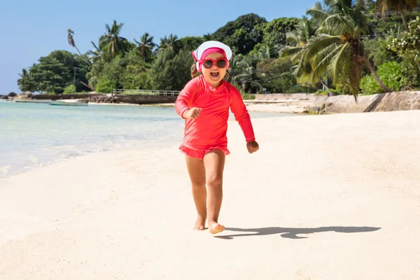 Portret Uśmiechniętej Dziewczynki Biegną Plaży Kierunku Kamery — Zdjęcie stockowe