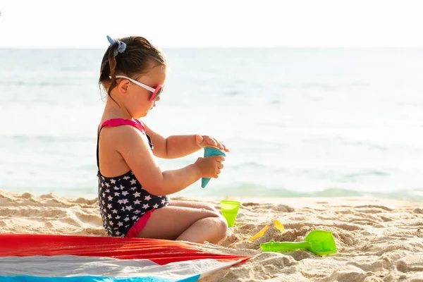 Wet Toddler Flicka Leker Med Plast Leksaker Sand Framför Havet — Stockfoto