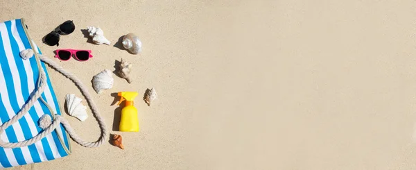 Seashells Occhiali Sole Bottiglia Protezione Solare Borsetta Sulla Sabbia Spiaggia — Foto Stock