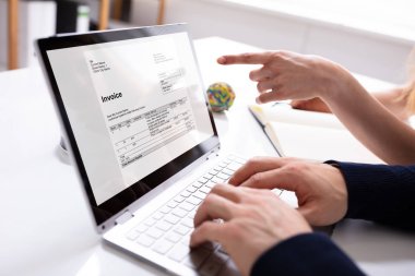 İş kadını Ofiste Çalışırken Erkek Meslektaşına Laptop Ekranında Fatura Yı Işaret Ediyor