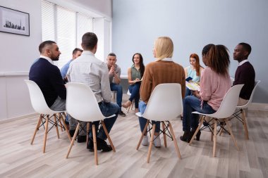 Genç Multiracial Millennial Arkadaşlar Daire Içinde Oturan Grup Tartışma having