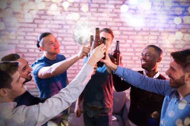 Disco Barda Çok Irklı Arkadaşlar Sıkma Bira Şişeleri Yüksek Açı Görünümü