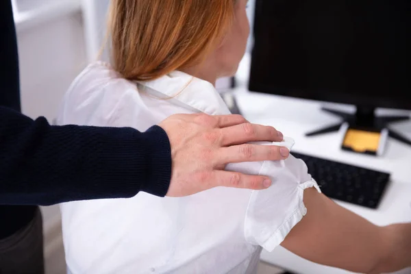 Σεξουαλικά Παρενοχλώντας Γυναίκα Συνάδελφο Αγγίζοντας Τον Ώμο Της — Φωτογραφία Αρχείου