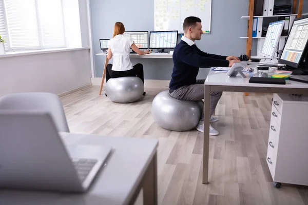 Dos Empresarios Trabajando Computadora Oficina Sentado Pelota Fitness —  Fotos de Stock