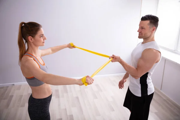 Sidovy Ung Kvinna Och Manliga Gym Tränare Gör Övning Med — Stockfoto