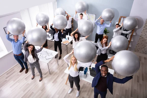 Feliz Grupo Empresarios Estirando Sus Brazos Usando Fitness Ball Oficina —  Fotos de Stock