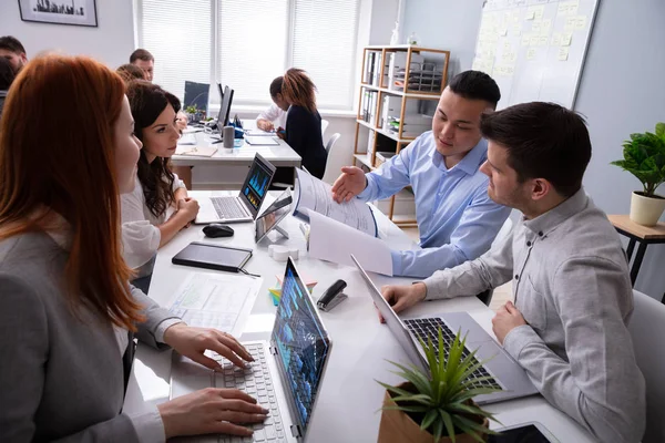 Empresario Empresaria Discuten Juntos Una Reunión Mientras Usan Ordenador Portátil — Foto de Stock