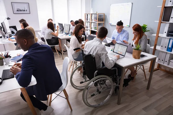 Vista Lateral Hombre Negocios Discapacitado Sentado Una Silla Ruedas Usando — Foto de Stock