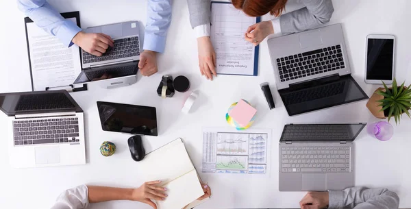 Vista Aérea Una Gente Negocios Mesa Con Computadoras Portátiles Teniendo — Foto de Stock