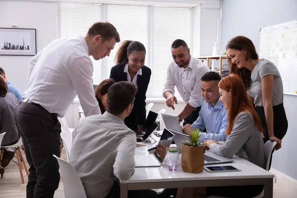 Grupo Jovens Empresários Diversos Que Trabalham Comunicam Enquanto Estão Sentados — Fotografia de Stock