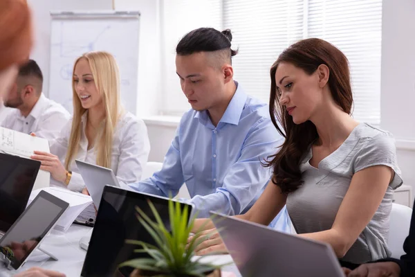 Multiethnische Geschäftsleute Arbeiten Mit Digitalem Tablet Und Laptop Tisch Büro — Stockfoto