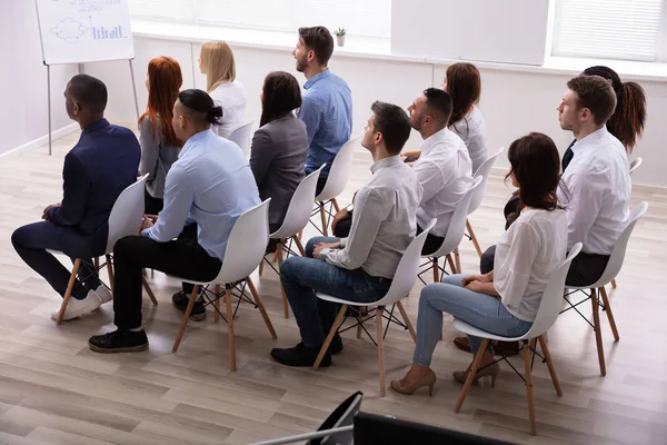 Grupo Diverso Empresários Bem Sucedidos Sentados Cadeira Sala Conferências — Fotografia de Stock