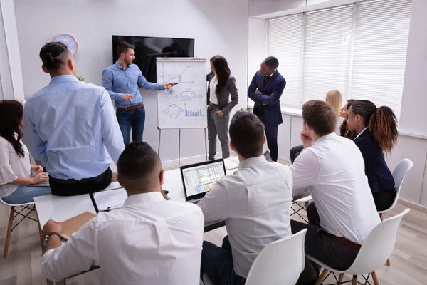 Grupp Olika Affärsmän Sitter Tillsammans Och Lyssnar Presentationen Mötet — Stockfoto