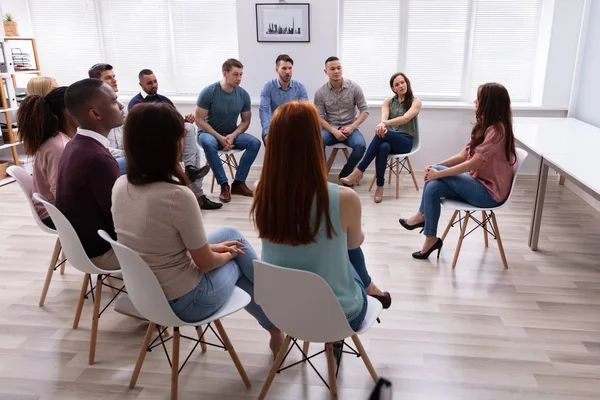 Jovem Terapeuta Dando Aula Para Grupo Multi Étnico Seção Terapia — Fotografia de Stock