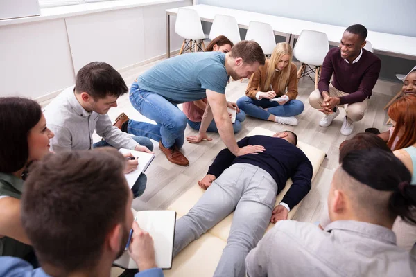 Mannelijke Specialist Uitvoeren Massage Man Tijdens Training — Stockfoto